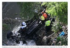 危地马拉一巴士坠河致51人死亡 总统宣布